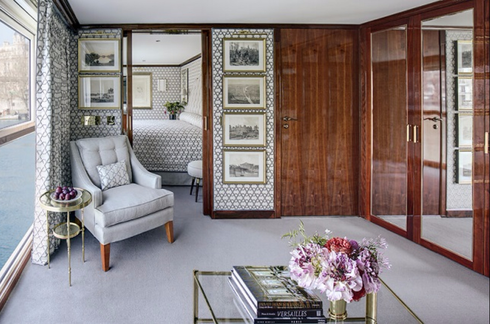 Elegant suite with armchair on Joie de Vivre